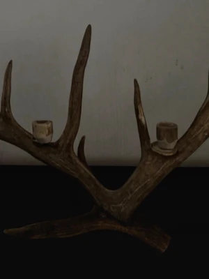 Hemmagjord Ljusstake av renhorn med 4 hållare - Unik ljusstake tillverkad av renhorn med 4 ljushållare. Ljusstaken har en rustik känsla och är perfekt som dekoration i hemmet. Färgen är naturligt brunbeige och formen följer hornets organiska linjer.