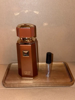 5ml Liquid Brun sample - 5ml sample av Liquid brun 