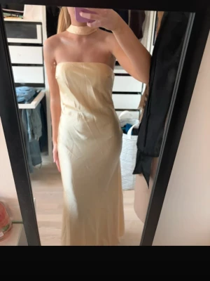 Gul siden balklänning med scarf - Superfin balklänning som faller superfint mot kroppen och har inga defekter👌