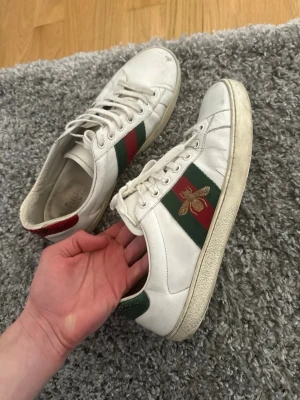 Gucci ace skor  - “Extremt snygga och unika Gucci ace perfekt för dig som vill se lite bättre ut en alla de vanliga. De är smutsiga men finns hur mycket kvar som helst och ge,  bra skick 7/10 inte tvättade ens. Storlek 42!!