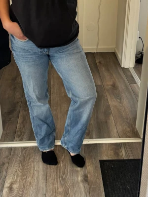 Ljusblå raka jeans i klassisk modell - Säljer ett par ljusblå jeans med rak passform och midwaist 