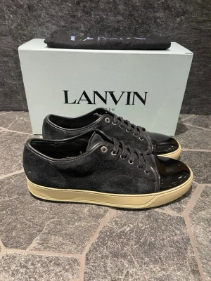 Lanvin skor  - Hej, säljer nu dessa svin snygga lanvin skor! Begränsat antal boxar och dustbag. Liten defekt vid hälen Hör av dig vid frågor. 