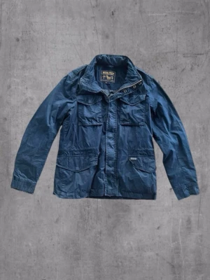 Blå parkasjacka från Woolrich - Fieldjacket från woolrich, storleken är M/L perfekt nu till våren och väldigt bra skick!