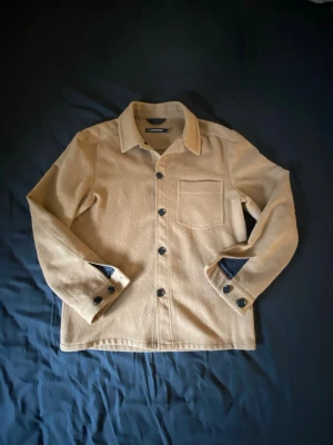 En mörkbrun kofta från J.LINDEBERG - En mörkbrun kofta från J.LINDEBERG i ett 10/10 skick😁. Har du några frågor -skriv till mig