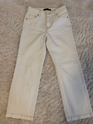 Stretchy Straight Fit jeans Italian Style  - Selling my cream/off‑white straight‑leg jeans. They’re super comfortable and have a lot of stretch, so they fit really nicely and move with you. The fabric is soft and flattering, with that clean Italian‑style look that’s easy to dress up or down. The hem at the bottom can be unfolded to make the leg opening wider, depending on the style you prefer . I am 158 tall