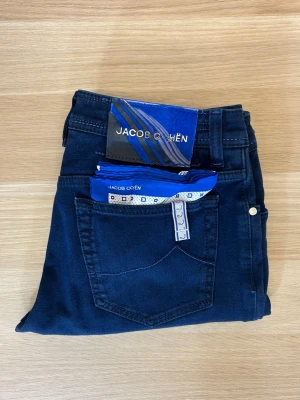 Jacob Cohën Jeans | Bard - Tvärfeta Jacob Cohën jeans | Modell: Bard | W31/L29 | Defekter: Ja, sliten back patch, OBS! Jeansen är upplagda och har ej originalsöm | Midja: 37 cm | Längd: 93 cm | Innerben: 72,5 cm | Måttavvikelser +-1 cm | Modellen är 175 cm och väger 70 kg | Tveka inte att kontakta mig vid frågor😁
