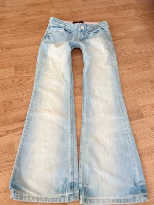 Vintage ljusblå lågmidjade bootcut jeans - Sååå sjukt snygga ljusblå lågmidjade bootcut jeans