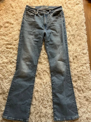 Levis jeans  - Oanvända Levis Jeans i medel/hög midja i Stl 29/30. Måtten står på sista bilden 
