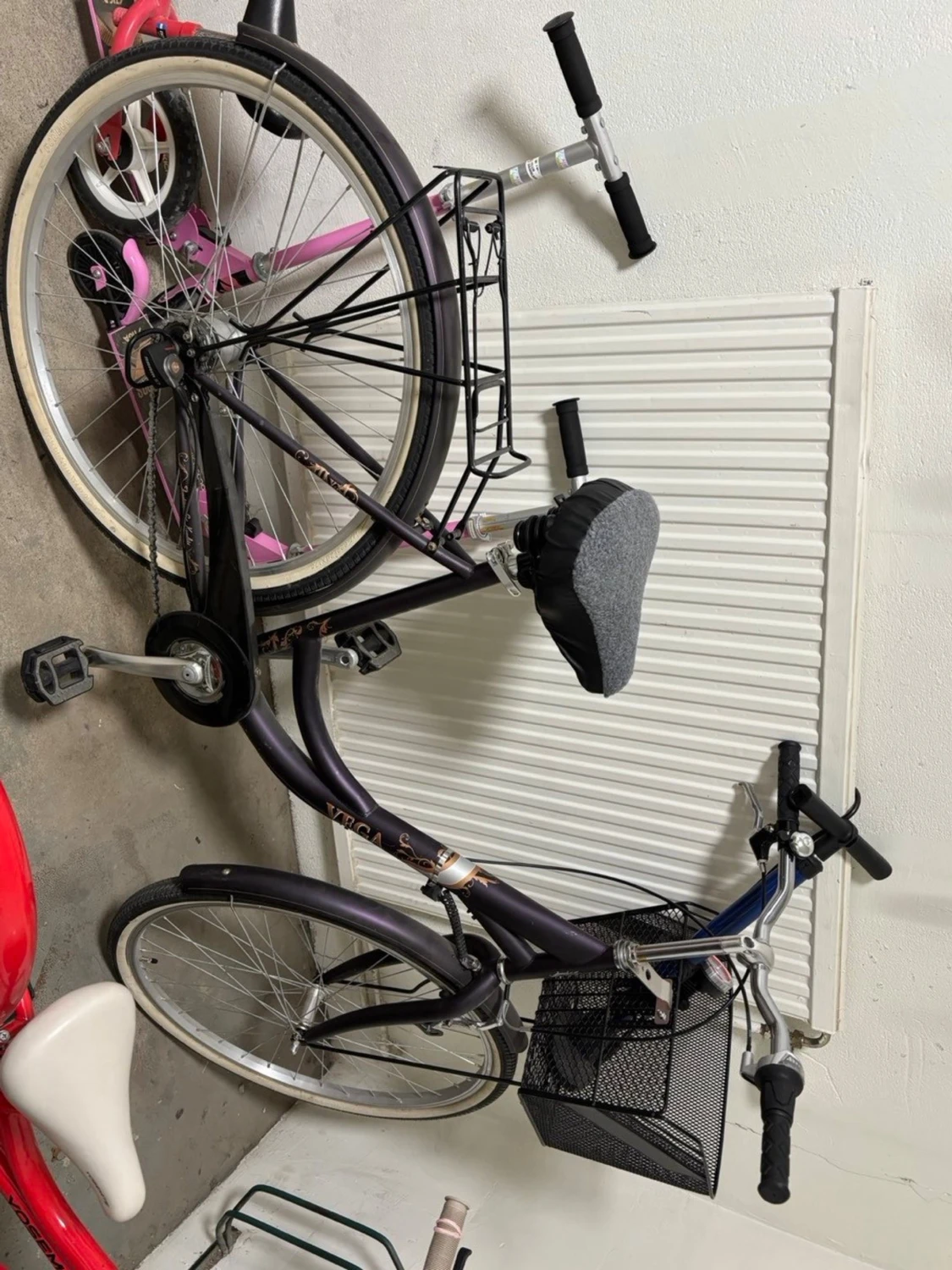 Svart trehjulig cykel med korg