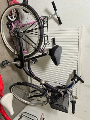 Svart trehjulig cykel med korg - Trehjulig cykel i svart med stor metallkorg bak och mindre korg fram. Cykeln har ett bekvämt sadelöverdrag i grått och svarta handtag. Perfekt för dig som vill ha extra stabilitet och plats för packning.