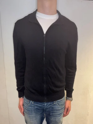 These Glory Days merinokofta - Snygg kofta från These Glory Days i 100% superior merinoull. Skick:9/10 och nypris ligger på 1499kr