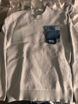 Stickad tröja  - Hemmagjord tröja, en stickad tröja med jeans ficka med distressad look. storlek m