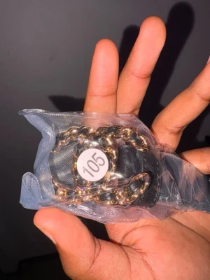 Svart bälte med guldfärgat kedjespänne - Snyggt svart bälte med ett chunky guldfärgat kedjespänne som ger en trendig look. Perfekt accessoar för att lyfta din outfit och passar till både jeans och klänning. Bältet har en stilren design och är lätt att matcha. Skriv för intresse eller frågor, kvitto finns ‼️‼️Äkta Chanel
