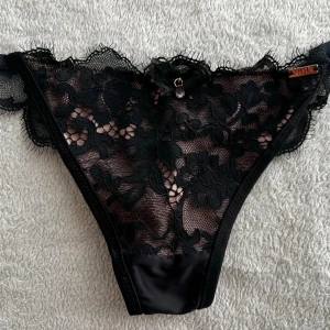 Svarta spets-trosor från NOIR - Heather string tanga caviar NOIR. Ny pris 400kr.