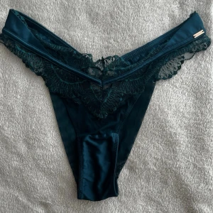 Mörkgröna spetsdetaljerade trosor Hunkemöller - Christine HL Brazilian. Ny pris 460kr
