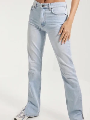 Nelly jeans - Måste tyvärr sälja mina absoluta favorit jeans då dom är för små 😪skit snygga med slit från Nelly, bra i längden på mig som är 174 med innebenslängd på 85! ❣️lagade i en ögla (se bild) 