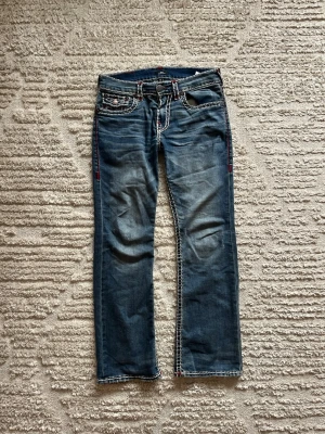 True Religion Billy - Säljer ett par blå jeans från True Religion Billy’s. Storleken är 31 vilket motsvarar 32/33 i svensk storlek. Köptes för 1599kr. Dom är tvär mjuka och skit snygga, skriv om du har funderingar 🥂👀