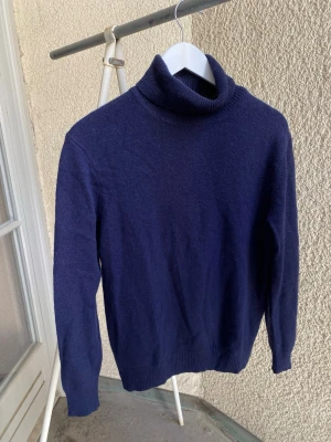 Mörkblå polotröja i 100% cashmere - Snygg mörkblå stickad polotröja från itlaienska märket La Marucca i 100% cashmere. Nypris typ 4000 kr. Perfekt för dig som gillar klassiska plagg med lyxig känsla.