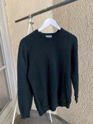 Mörkgrön stickad tröja från COS 100% ull - Mörkgrön stickad tröja från COS i 100% ull