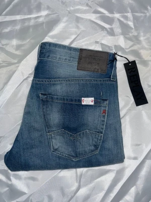Replay Waitom jeans  - Helt nya! Replay Waitom jeans. Midja 42cm, längd 107cm. Tyvärr har jag inte bild när jag bär jeansen på. för bättre inblick i passformen rekommenderar jag att googla på modellnamnet. För storleksguide kolla måtten noggrant då jeansen alltid kan vara uppsydda heller krympta och jag ej tar emot returer :)  