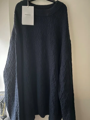 Selected homme hoodie  - Tjena! Säljer denna stilrena hoodie från Selected homme. Köpt för 2 månader sen prislapp sitter kvar säljer den för att den va för stor för mig nu. Köpt för 750kr i butik. Pris kan diskuteras. 