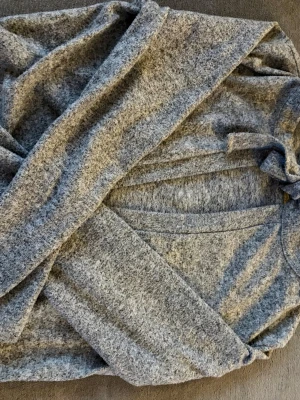 Grå kofta från 157 i storlek XS - Mysig gråmelerad kofta från 157 med lång ärm och öppen front. Tillverkad i mjukt material som passar perfekt för lager på lager. Enkel och stilren design som funkar till det mesta.