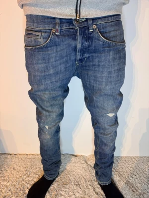 Dondup George Jeans - | Skick: 10/10 | Färg: Blå | Modell: 172cm 58kg | Vad inkluderas: Enbart jeansen | Nypris: 3 600kr |