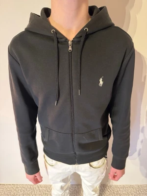 Ralph Lauren Zip-Hoodie - | Skick: 8/10 | Förg: Svart | Modell: 172cm 58kg | Vad inkluderas: Enbart hoodien | Nypris:  2 200kr |