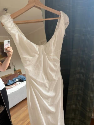 Vit klänning  - Vit långklänning som är urringad, använd fåtal tillfällen!