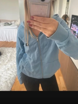 Ljusblå hoodie från J.Lindeberg - Säljer en ljusblå hoodie från J.Lindeberg 