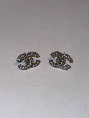 Örhängen  - Helt nya i obruten förpackning 