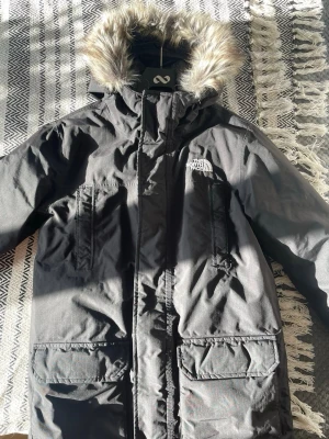 The north face jacka - Jacka i storlek L junior. Nypris 2249kr, mycket bra skick.