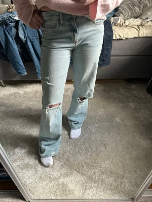 Ljusblå raka jeans zara - Jeans med raka med och slitna. Säljer de pågrund av att de är försmå. Dessa är superpopulära och finns ej kvar i butik. De är i fint skick så de är använda 1 gång 