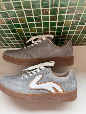 Grå sneakers i mocka från Rieker strl 38 - Sneakers i nyskick i mocka med ”soft” innersula i äkta skinn. Använda en handfull gånger pga att dom är lite för stora.  Nypris 1099kr, säljes för 400.