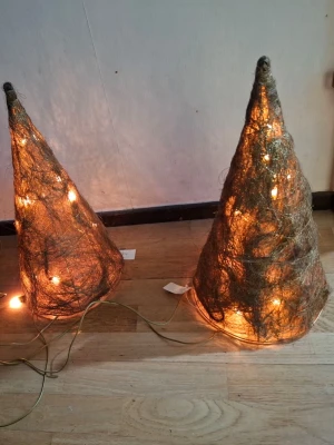 Två konformade ljusdekorationer - Säljer två konformade ljusdekorationer i naturfärgat material med inbyggda ljusslingor. De är bruna och har en rustik känsla, perfekta som mysig belysning eller dekoration. Drivs med sladd och stickkontakt. Snygga att ha på golvet eller i ett hörn.