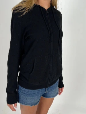 From future - Säljer min jätte fina Kashmir tröja!! Den har lite små håll på några ställen men syns knappt 