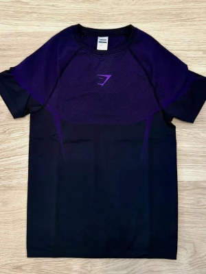 Lila Onyx T-shirt  - Lila onyx T-shirt i storlek S, helt ny och oanvänd.