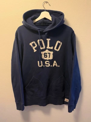 RalphLauren hoodie - Tjena! Säljer denna riktigt snygga RalphLauren hoodien, tröjan är i fint skick och är i storlek L, hör av dig vid funderingar!🙌