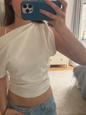 Zara topp  - Off shoulder topp med insydd midja. Liten fläck på högra axeln men går nog bort i tvätten, inget man ser tydligt! 
