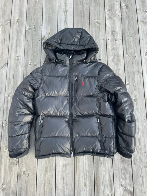 Ralphlauren jacka  - Säljer denna riktigt snygga ralph lauren jacka i storlek M. Den är använd fåtal veckor så skicket är som nytt. Kvitto finns att tillgå! Priset är lågt pga säsong. Skriv vid frågor 🤩