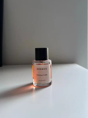 Essnce Femina Fiori - Se bilder. 