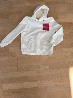 Off-White Hoodie - Säljer min off white hoodie i bra skick! Ny pris cirka 6000 och den är såklart 100% äkta. Behöver säljas för att den har blivit för liten. 