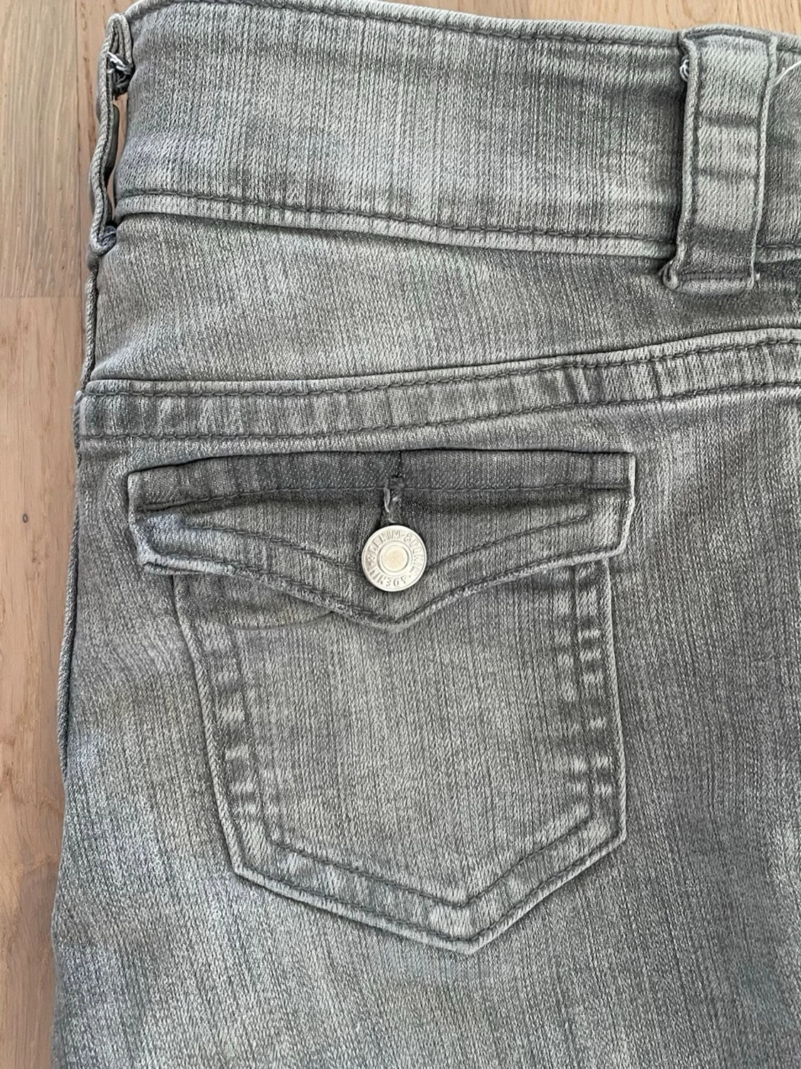 Grå bootcut jeans med fickdetalj - 1