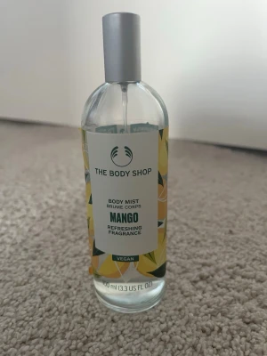 The Body Shop Mango Body Mist - Fräsch body mist från The Body Shop med doft av mango. Flaskan är 100 ml, men jag skulle säga att det är ungefär 40% kvar så 40ml typ. Pris kan diskuteras!🫶🏻