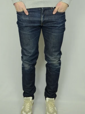 A.P.C. Jeans - A.P.C. JEANS Storlek : W32 - se mått Modell : Petit new standard Mått : A = 42CM - B = 110CM - C = 18CM Användning : Jeansen är i ett fint skick utan defekter Nypris : Cirka 2500SEK Modellen på bilden : 182CM och väger 77KG