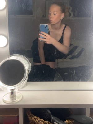 Svart hoodie med huva - Säljer en fin kompis. Snap alva_holtner drivs av hockey grabbar å epor. Betalning 2 redbull