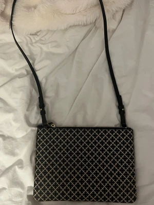 By Malene Birger axelväska  - Säljer denna fina väska från Malene Birger då den tyvärr inte kommer till användning💞Inga defekter alls! 