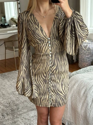 Klänning - Adoore  - Säljer min Adoore klänning som är otroligt fin men bara kommit till användning en gång. Den ser annars ut som helt ny!❤️