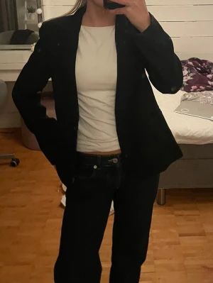 Kavaj  - Super snygg svart kavaj ifrån Mango i storlek Xs, säljer då den inte kommer till användning!