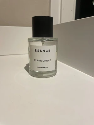 ESSNCE Fleur Chere Eau de Parfum - Minimalistisk parfymflaska från ESSNCE med doften Fleur Chere. Mer än hälften kvar (se bild). 
